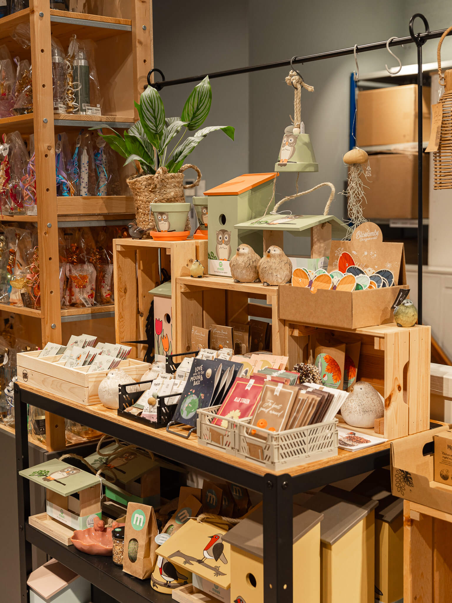 Een overzicht van de winkel van Makers en Merken met handgemaakte vogelhuisjes, planten, kaarten en cadeauartikelen.