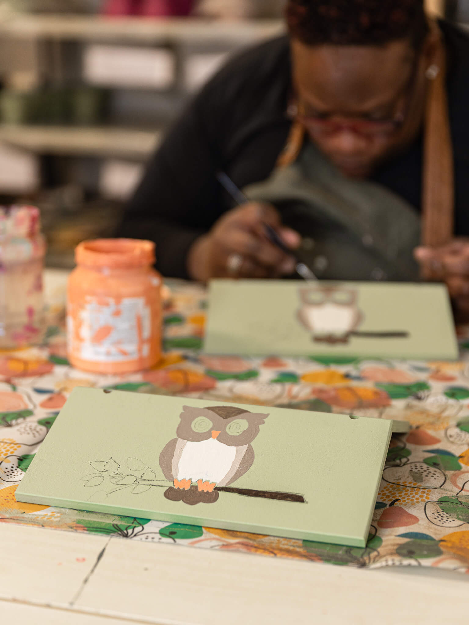 5A4AMet zorg handgemaakte woondecoratie bij Makers en Merken in Nijmegen en Bemmel5516 Een medewerker schildert een houten decoratie met een uiltje bij Makers en Merken, waar mensen met een afstand tot de arbeidsmarkt unieke producten maken voor de winkels in Nijmegen en Bemmel.