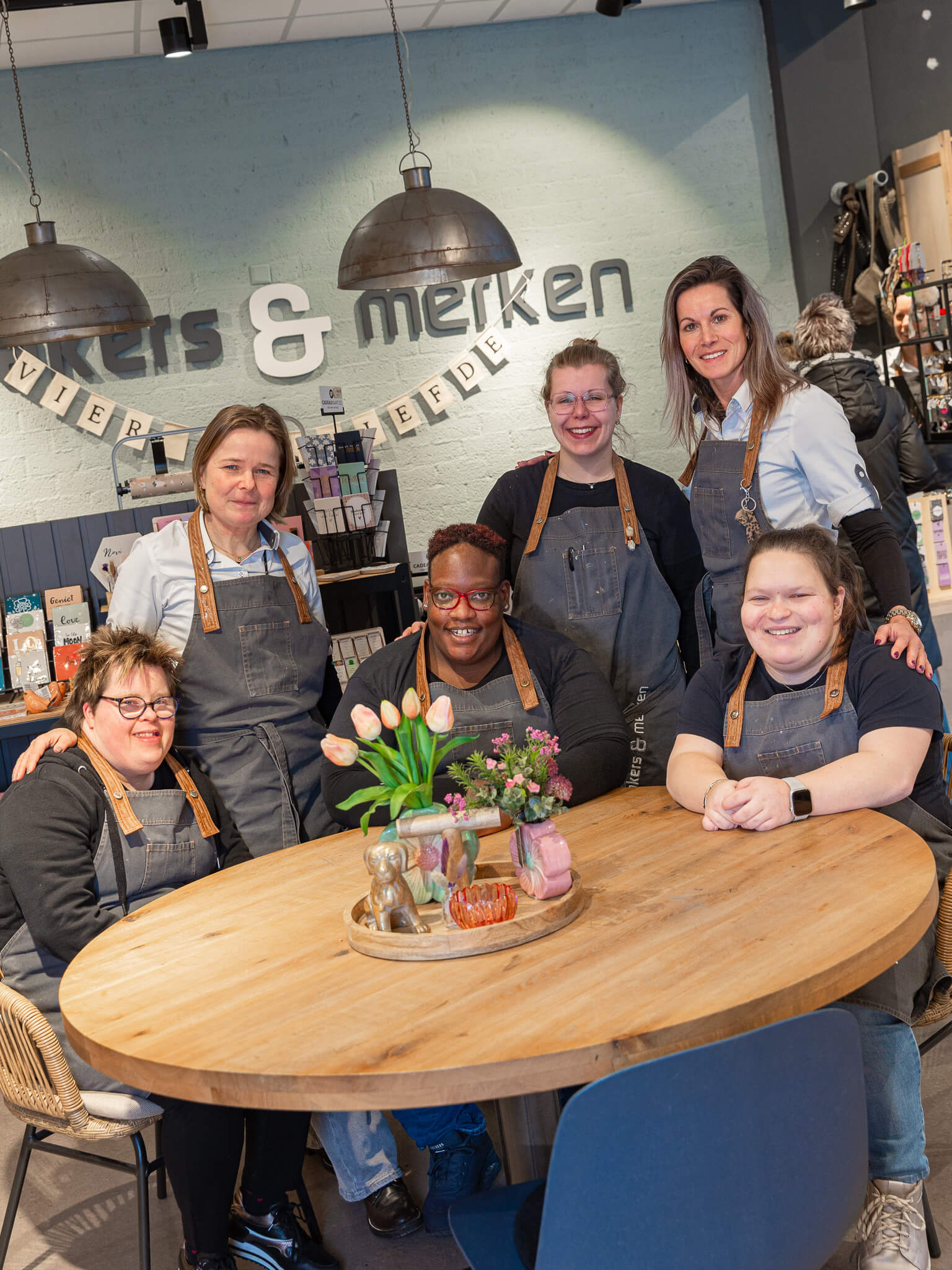 Het team van Makers & Merken Bemmel in de winkel met unieke cadeaus, woonaccessoires en handgemaakte producten.