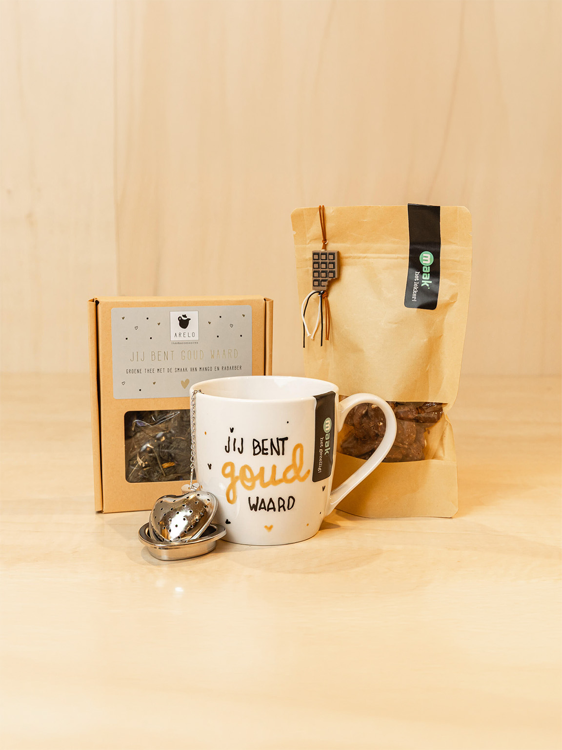 Persoonlijk cadeaupakket van Makers & Merken Een cadeaupakket van Makers & Merken met een mok, thee, lekkernijen en cadeautjes met de tekst ‘Jij bent goud waard’. Een persoonlijk cadeau samengesteld met aandacht door de makers.