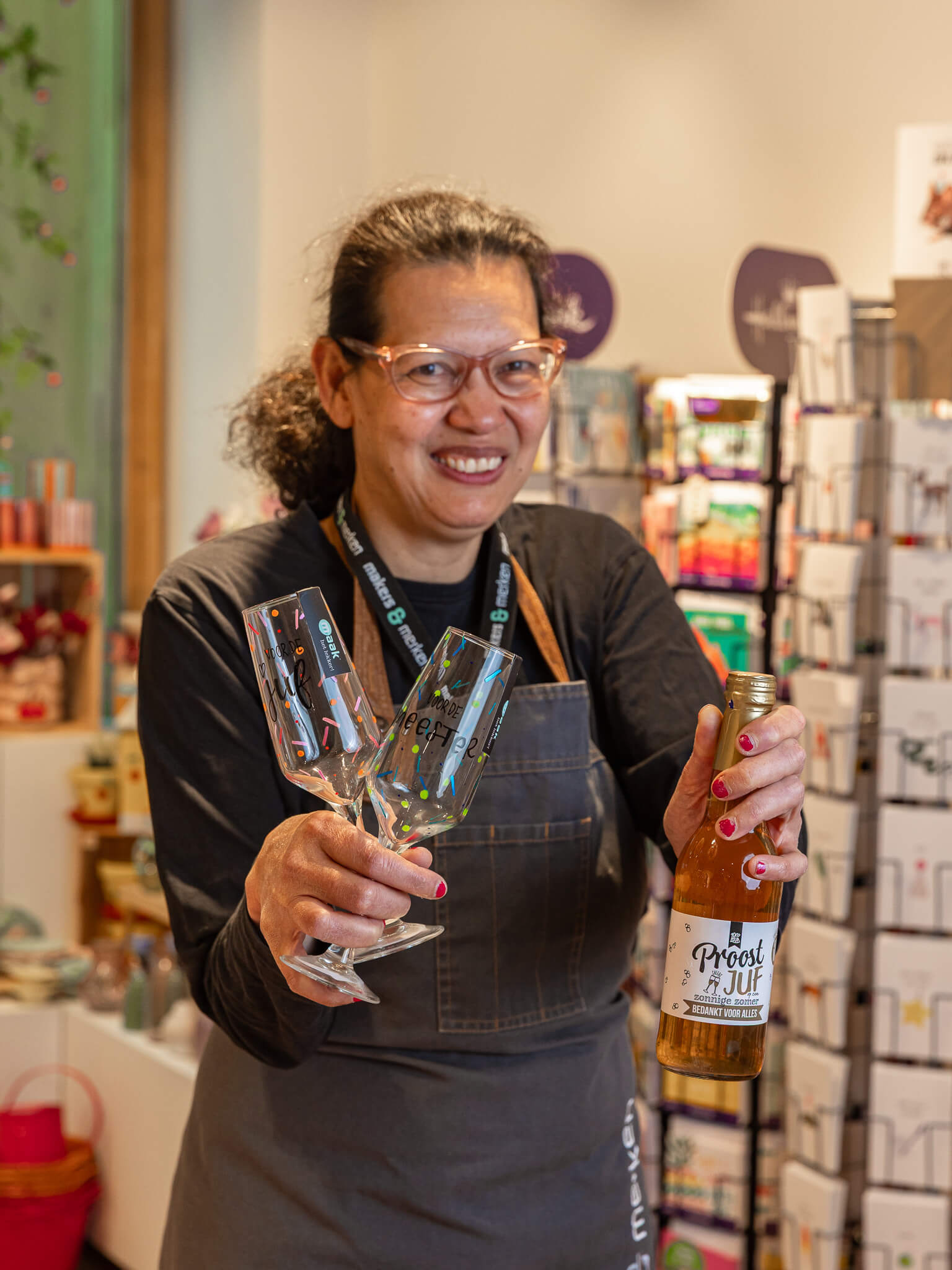 Met trots gemaakte cadeaus bij Makers en Merken in Nijmegen en Bemmel Medewerker van Makers en Merken presenteert unieke cadeaus en producten in de winkel in Nijmegen.