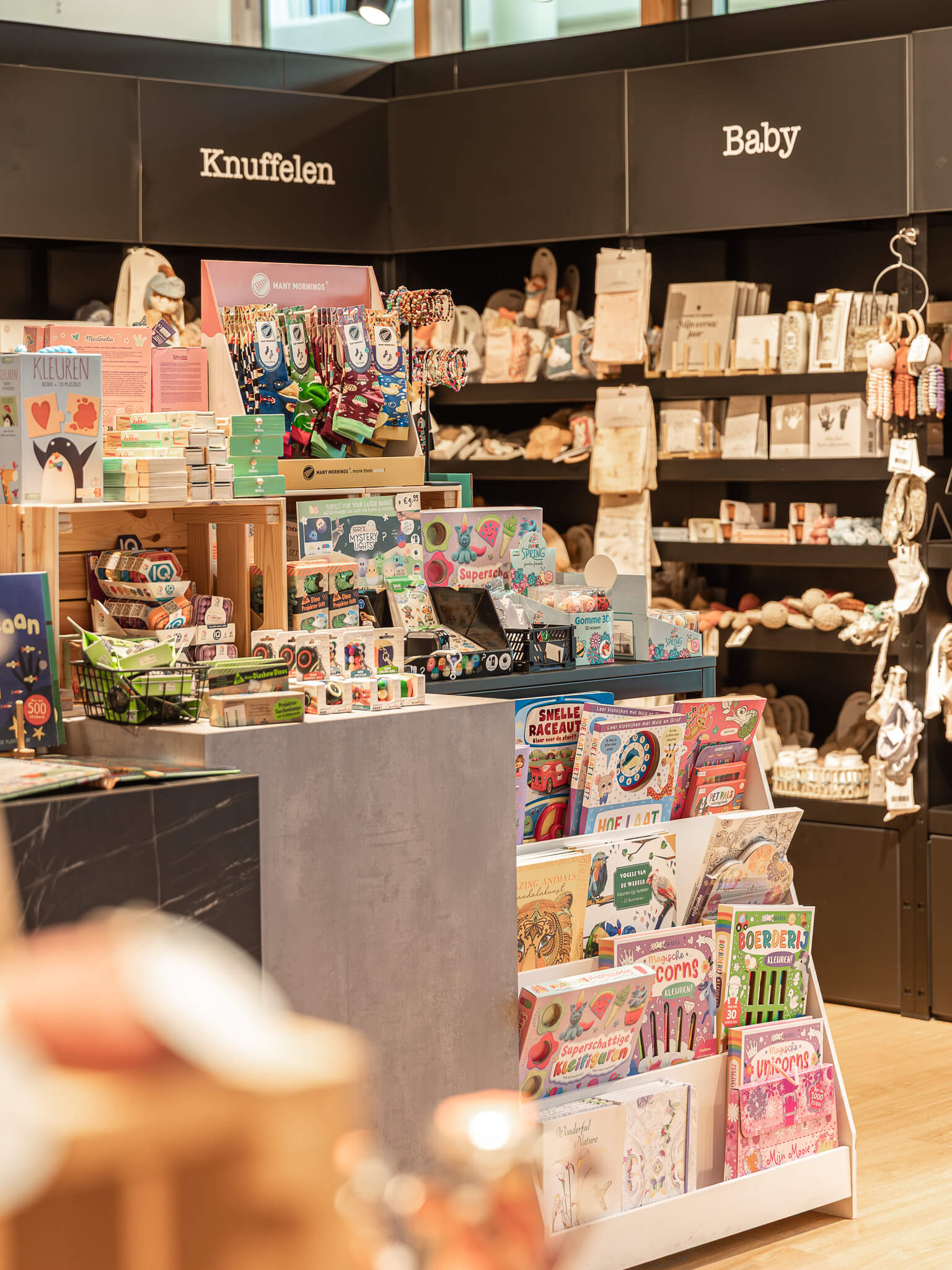 Kinderboeken en babycadeaus bij Makers & Merken Nijmegen Een kleurrijke presentatie met kinderboeken, speelgoed, knuffels en babycadeaus in de winkel van Makers & Merken Nijmegen in het Radboud ziekenhuis.