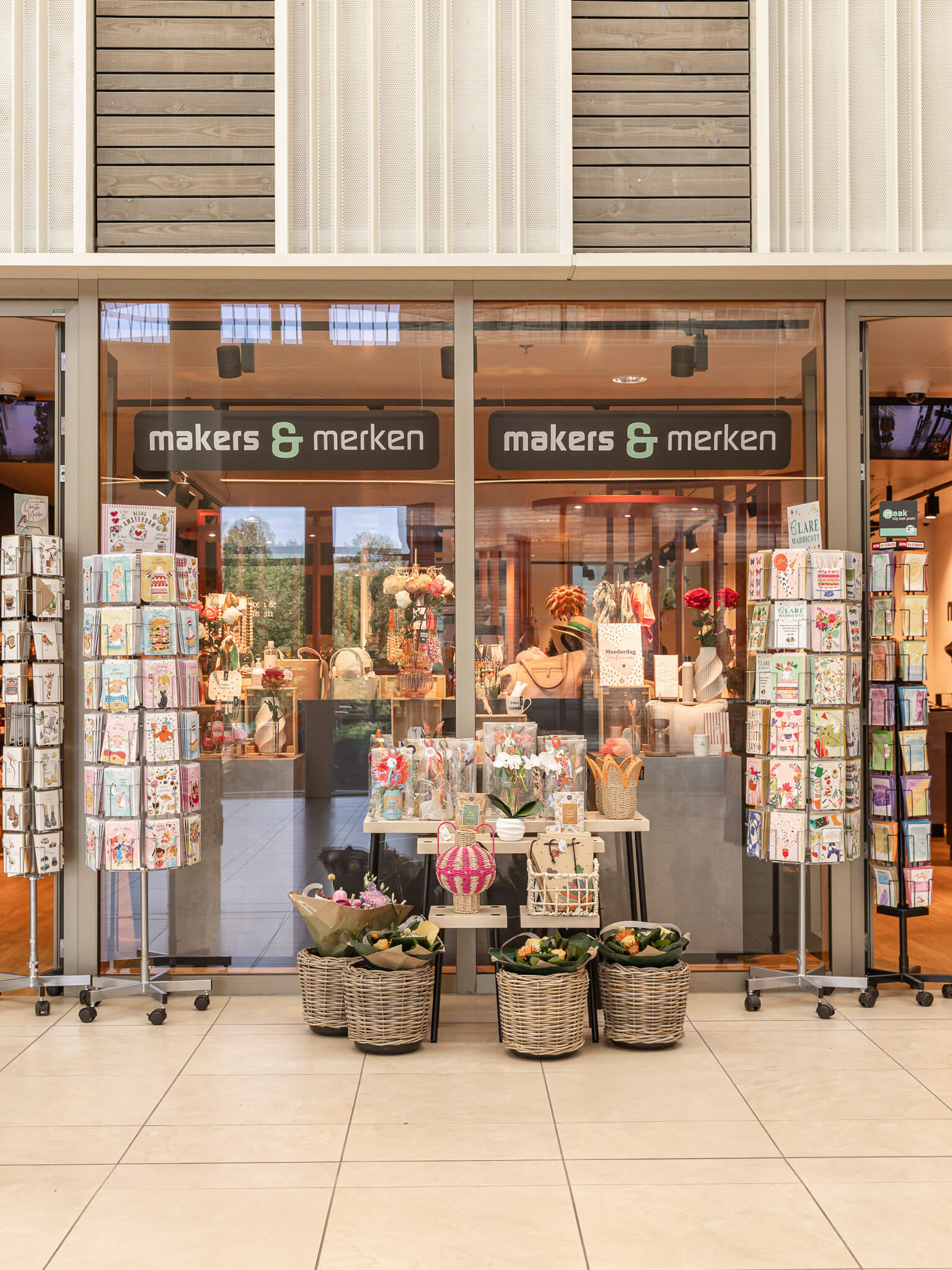 Welkom bij Makers & Merken Nijmegen in het Radboud ziekenhuis De ingang van Makers & Merken Nijmegen in het Radboud ziekenhuis met een kleurrijke collectie kaarten, bloemen, cadeaus en producten van de makers.