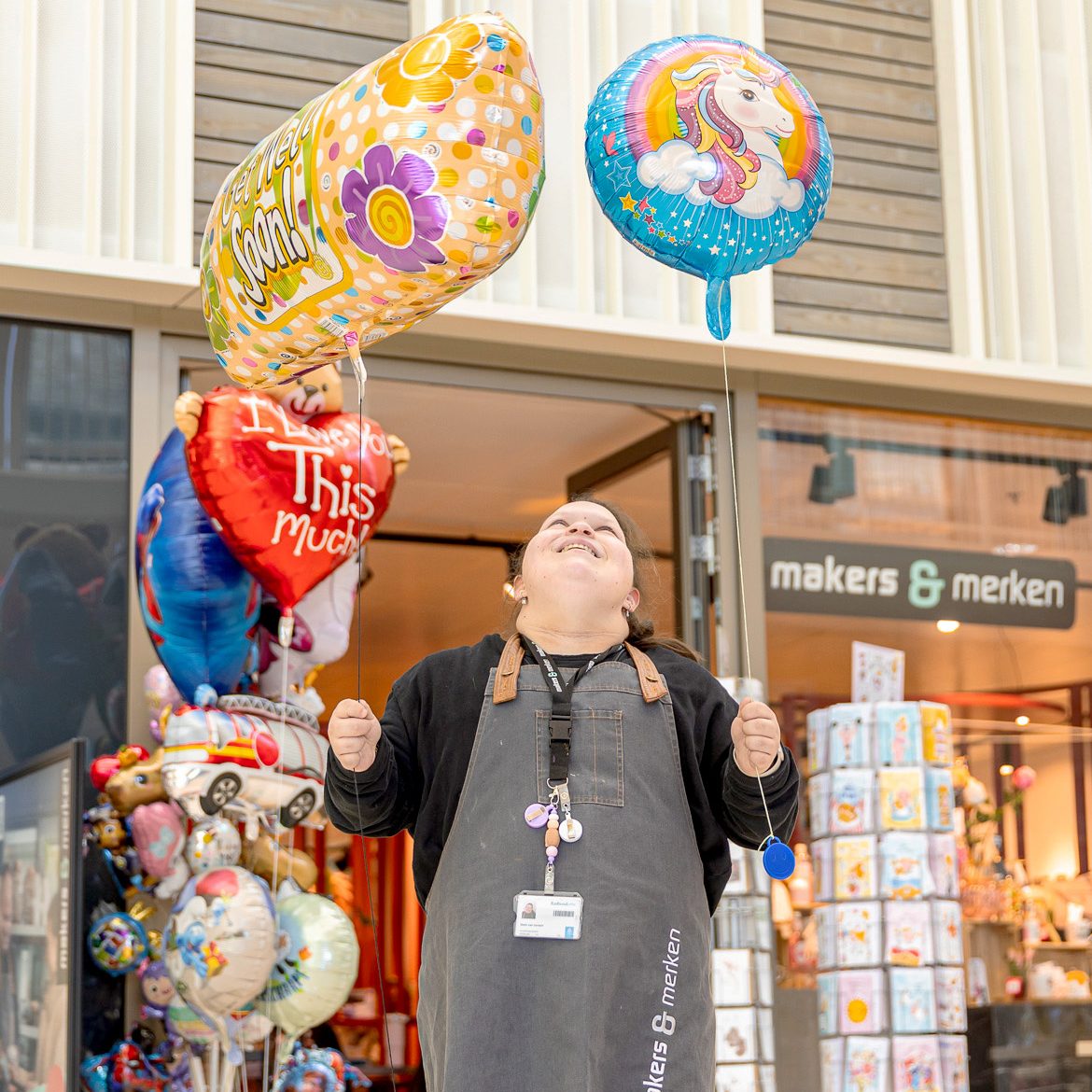 Medewerker van Makers & Merken Nijmegen met ballonnen voor de cadeauwinkel in het Radboud ziekenhuis.